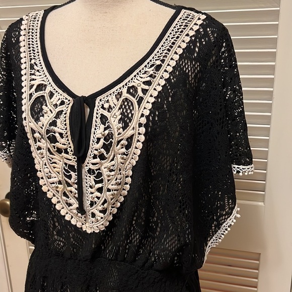 199. Charming Charlie Rain Crocheted Top in Black with White, Size Medium - Picture 5 of 16
